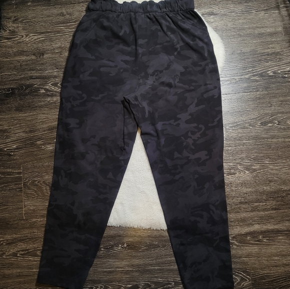 Lululemon Women's Keep Moving Heritage 365 Camo Deep Coal Pants Sz 8 - Picture 6 of 11